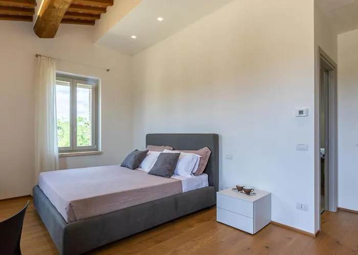 La Fonte Di Santa Regina 16, Emma *