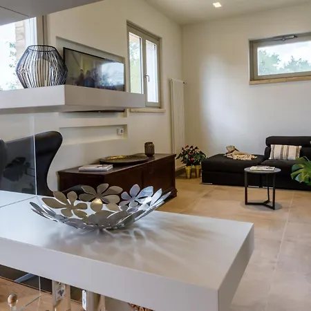 La Fonte Di Santa Regina 16, Emma *