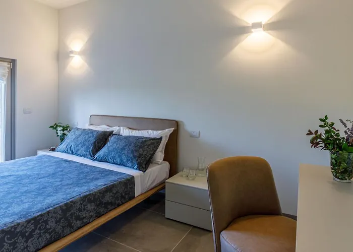 La Fonte Di Santa Regina 16, Emma *