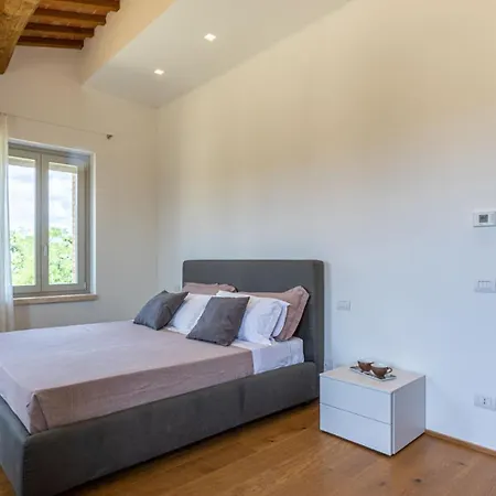 La Fonte Di Santa Regina 16, Emma *