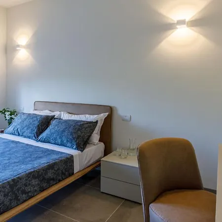 La Fonte Di Santa Regina 16, Emma *